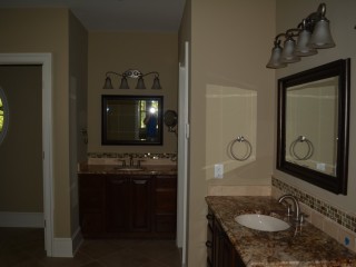 4915Threadneedle-bathroom.jpg